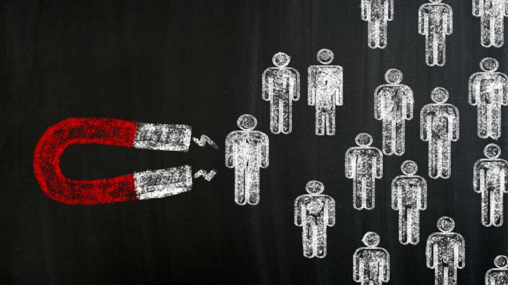 Descubra como as avaliações online influenciam as decisões de compra e como usá-las para atrair e fidelizar clientes em seu negócio.